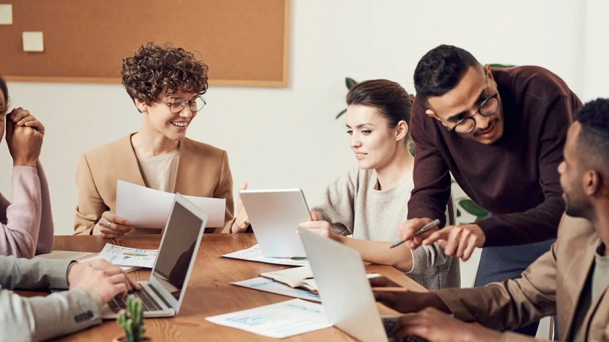 Equipo colaborando en una mesa de trabajo